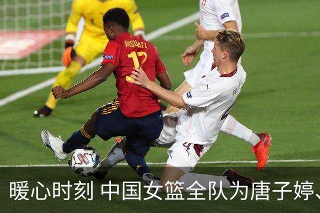 暖心时刻 中国女篮全队为唐子婷、钟佳丽庆生